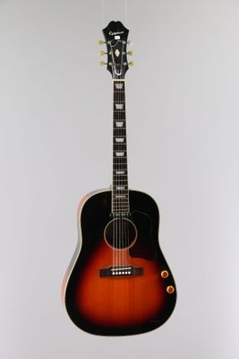 une guitare acoustique accrochée au mur d'une pièce