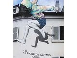 peinture représentant une jeune fille en train de sauter dans les airs, accrochée à un mur