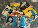 beaucoup de vieux disques sur la table
