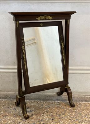 une image représentant un miroir posé sur un pied en bois