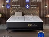 le matelas se trouve au milieu d'une pièce, avec derrière lui un mur lambrissé