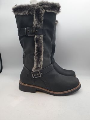une paire de bottes noires doublées de fourrure sur les côtés