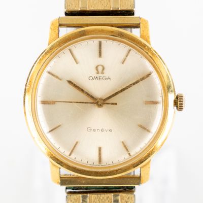 une image montrant un gros plan d'une montre en or sur fond blanc
