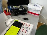 un bureau équipé d'un clavier et d'un écran
