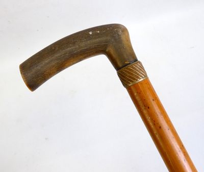 un gros plan d'une vieille canne avec un manche en bois