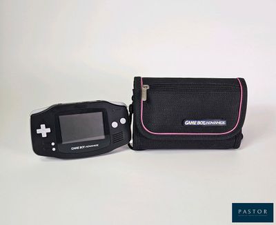 un petit appareil photo noir et un petit étui noir