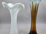 deux vases posés l'un à côté de l'autre sur une table