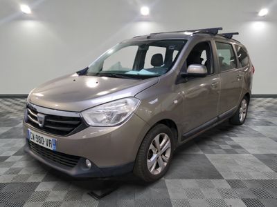 la photo d'une voiture grise garée dans un garage