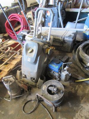 une machine posée sur le sol du garage