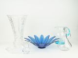 plusieurs vases en verre posés sur une surface blanche