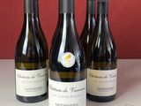 plusieurs bouteilles de vin sont alignées sur un comptoir