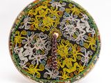 une image représentant une horloge composée de perles sur fond blanc