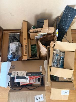 de nombreux cartons d'équipements électroniques posés sur le sol