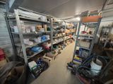une pièce remplie de nombreuses étagères et d'une multitude d'objets