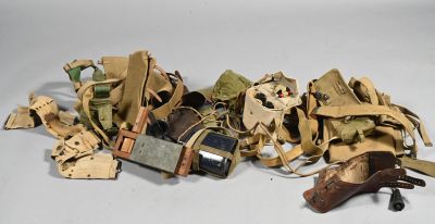 une pile d'objets assortis sur une table
