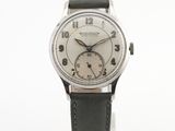 une montre-bracelet en argent avec un bracelet en cuir noir