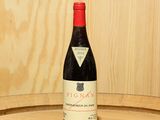 une bouteille de vin posée sur un tonneau