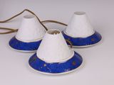 trois lampes posées sur une table blanche