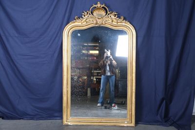 un homme se prenant en photo dans un miroir
