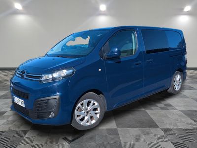 une camionnette bleue garée sur un sol à damier dans un garage