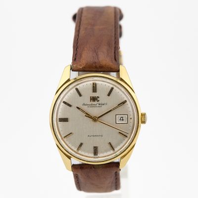 gros plan d'une montre sur une surface blanche