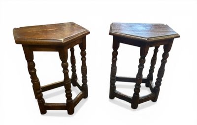 PAIRE D'ELEMENTS DE TABOURETS DE CHANTRE en chêne à assise à…