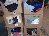 deux cartons contenant des vêtements, empilés l'un sur l'autre
