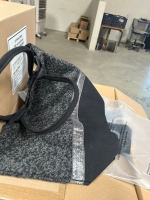 un sac posé sur une boîte en carton