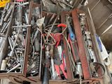 un grand nombre d'outils qui se trouvent dans une boîte