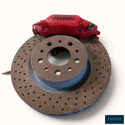 un gros plan sur un disque de frein rouge et un frein rouge