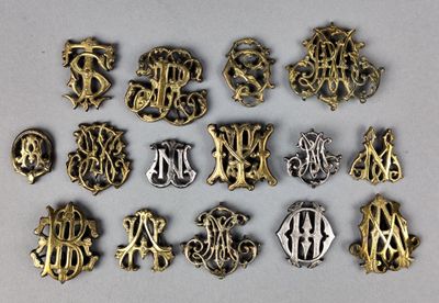 tout un tas de lettres et de chiffres de toutes sortes posés sur une table