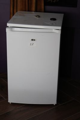 image d'un petit réfrigérateur blanc dans une pièce