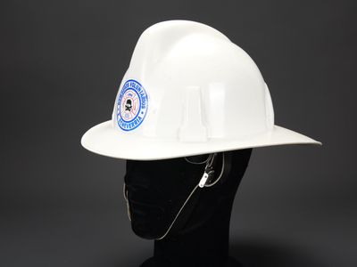 un gros plan d'un casque de chantier blanc posé sur la tête d'un mannequin