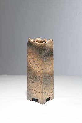 un petit vase posé sur une table