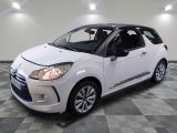 la petite voiture blanche est garée sur un sol en damier