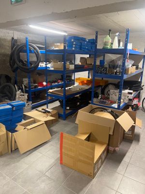 une pièce avec beaucoup de cartons et des cartons sur le sol