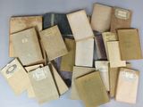 plusieurs vieux livres sont empilés sur une table
