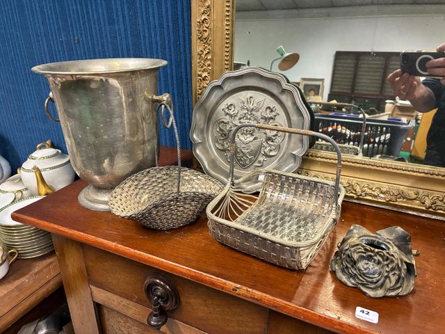 Seau à champagne, deux paniers métal tressé, plateau décor armori