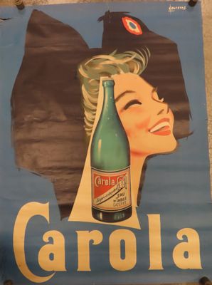une affiche vintage représentant une femme tenant une bouteille de bière Carolina