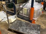 une photo d'une palette dans un entrepôt, sur laquelle sont posées des cartons