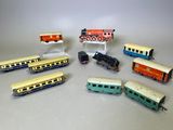 un grand nombre de trains miniatures posés sur une table