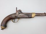 un gros plan d'un pistolet posé sur une surface blanche, avec une clé