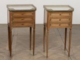 paire de tables de chevet de style Louis XVI avec plateaux en miroir