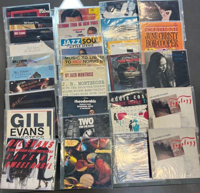 beaucoup de cd de musique et de cd sur la table