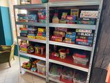 de nombreux jouets et jeux sur les rayons du magasin