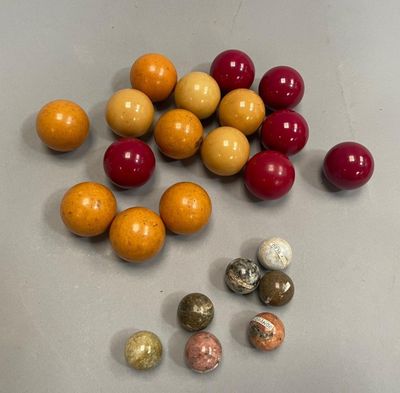tout un tas d'œufs de toutes sortes sur la table