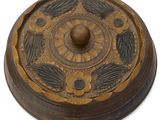 l'image d'une boîte en bois ornée d'un motif décoratif