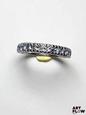 gros plan d'une bague en diamant sur une surface blanche