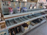de nombreuses étagères contenant divers articles dans un magasin