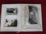 un livre contenant des photos de personnes, posé sur une surface rouge